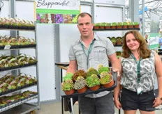 Martijn en Nadja Slappendel van Kwekerij Slappendel met hun Sedummix. Martijn is de derde generatie van familie Slappendel die zich inzet om mooie kwaliteit rotsplanten te telen.